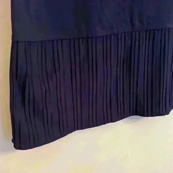 Talbots Navy Sleeveless Blouse Pleated Hem Size L - Picture 2 of 6